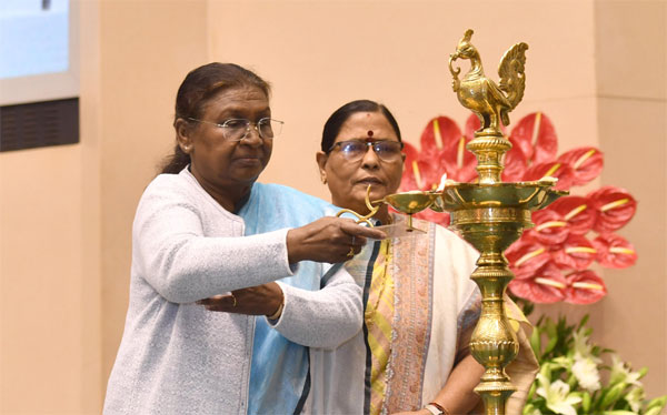 साइबर अपराध और जलवायु परिवर्तन मानवाधिकारों के लिए नये खतरे: मुर्मु साइबर अपराध और जलवायु परिवर्तन मानवाधिकारों के लिए नये खतरे: मुर्मु