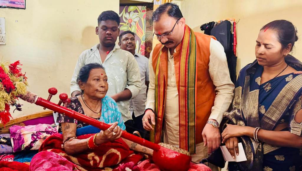 तीजनबाई के घर पहुंचे स्वास्थ्य मंत्री, भेंट किया 5 लाख का चेक तीजनबाई के घर पहुंचे स्वास्थ्य मंत्री, भेंट किया 5 लाख का चेक