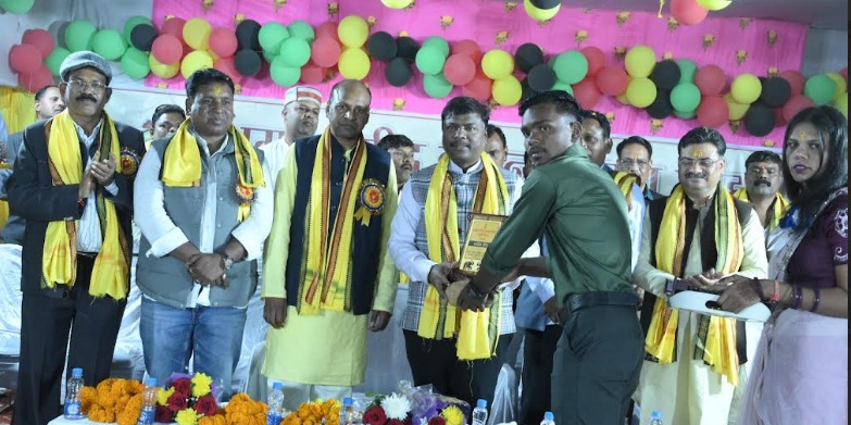 स्वतंत्रता की लड़ाई में आदिवासी समाज का महत्वपूर्ण योगदान: केदार कश्यप स्वतंत्रता की लड़ाई में आदिवासी समाज का महत्वपूर्ण योगदान: केदार कश्यप