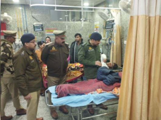 वाराणसी में बदमाशों ने पिता-पुत्र पर की फायरिंग, आभूषण से भरा बैग लूट कर फरार वाराणसी में बदमाशों ने पिता-पुत्र पर की फायरिंग, आभूषण से भरा बैग लूट कर फरार