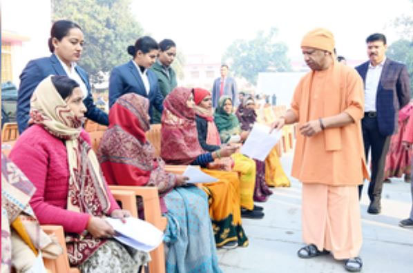 योगी ने सुनी लोगों की समस्याएं, कहा- मकान दिलाएंगे, इलाज भी कराएंगे योगी ने सुनी लोगों की समस्याएं, कहा- मकान दिलाएंगे, इलाज भी कराएंगे