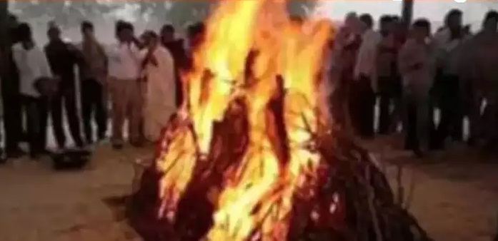 रायपुर: ट्रेन के सामने कूद गये दो बहनें, एक साथ उठी दो आर्थियां रायपुर: ट्रेन के सामने कूद गये दो बहनें, एक साथ उठी दो आर्थियां