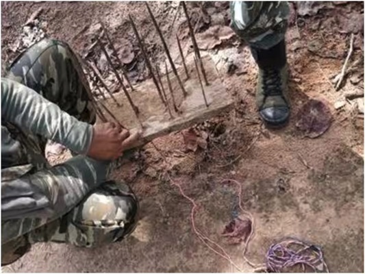 स्पाइक होल के चपेट में आकर घायल हुआ जवान स्पाइक होल के चपेट में आकर घायल हुआ जवान