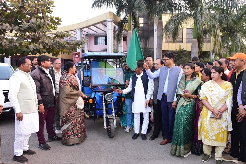 ओपी चौधरी ने 20 ई-रिक्शा को हरी झंडी दिखा किया रवाना ओपी चौधरी ने 20 ई-रिक्शा को हरी झंडी दिखा किया रवाना