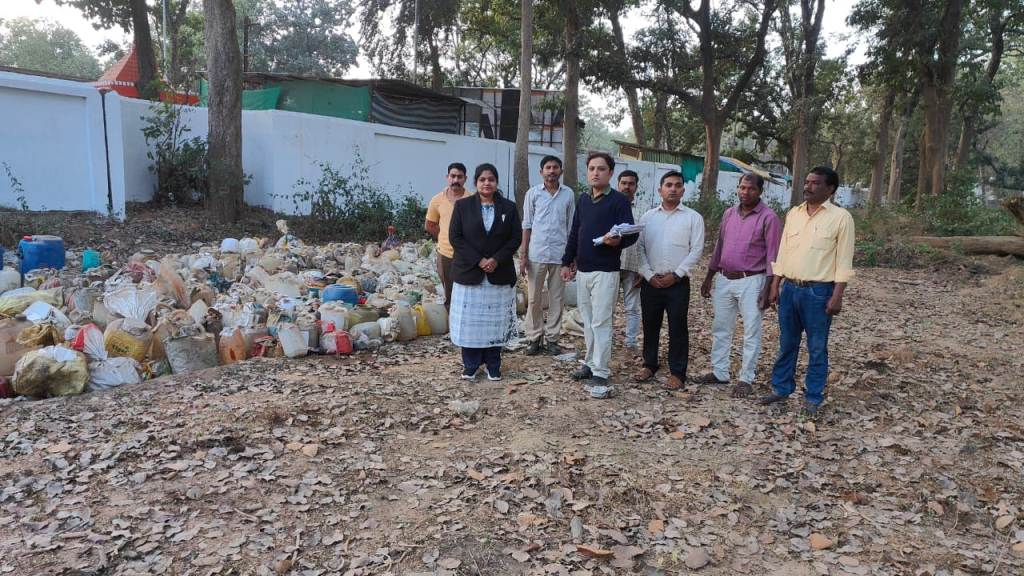 गरियाबंद न्यायालय परिसर में नष्ट की गई 11 हजार लीटर अवैध शराब गरियाबंद न्यायालय परिसर में नष्ट की गई 11 हजार लीटर अवैध शराब