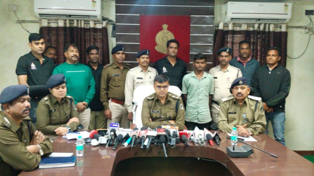 गैरेज संचालक के अंधे कत्ल की गुत्थी पुलिस ने सुलझाई, कबाड़ चुनने वाले युवक ने आपसी रंजिश को लेकर की थी हत्या गैरेज संचालक के अंधे कत्ल की गुत्थी पुलिस ने सुलझाई, कबाड़ चुनने वाले युवक ने आपसी रंजिश को लेकर की थी हत्या