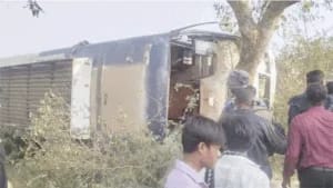 रायपुर से जगदलपुर जा रही बस पलटी, 3 लोग घायल, यात्रियों में हड़कंप रायपुर से जगदलपुर जा रही बस पलटी, 3 लोग घायल, यात्रियों में हड़कंप