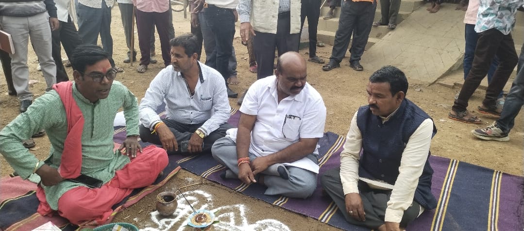 जांजगीर चांपा: विधायक ब्यास कश्यप ने किया सी.सी.रोड निर्माण का भूमिपूजन जांजगीर चांपा: विधायक ब्यास कश्यप ने किया सी.सी.रोड निर्माण का भूमिपूजन