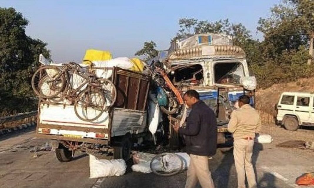 पिकअप और डीजल ट्रक की हुई आमने-सामने भिड़ंत-पिकअप चालक मृत