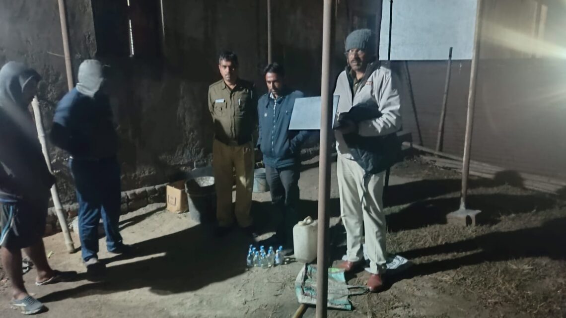 अवैध रूप से कच्ची महुआ शराब एवं देशी प्लेन शराब की बिक्री करने वाले के विरूद्ध की गयी कार्यवाही