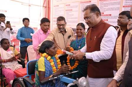 मुख्यमंत्री विष्णुदेव साय ने दिव्यांग कनक नाग को मोटराईज्ड ट्रायसायकिल प्रदान की