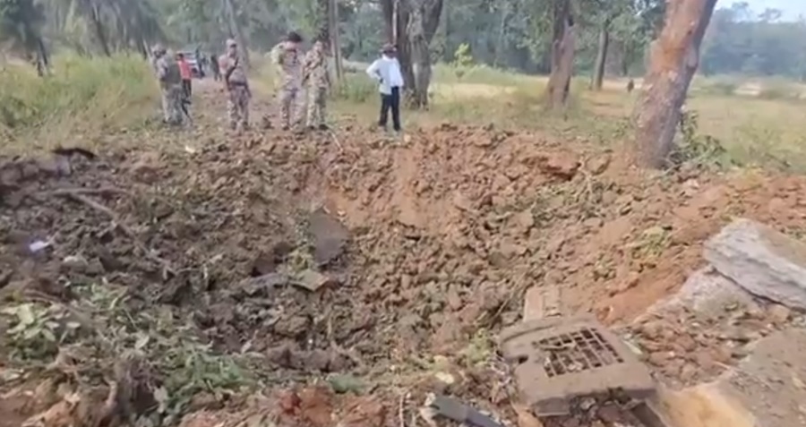 IED ब्लास्ट से सड़क में बन गया गहरा गड्ढा: 8 जवान और ड्राइवर शहीद