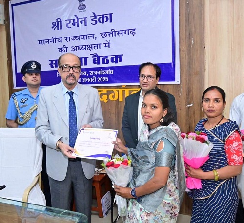 राज्यपाल ने लखपति दीदी दिव्या निषाद को किया सम्मानित राज्यपाल ने लखपति दीदी दिव्या निषाद को किया सम्मानित