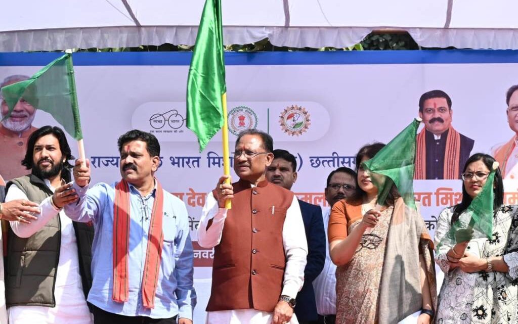 मुख्यमंत्री ने 10 डी-स्लज वाहनों को दिखाई झंडी, सरपंच-सचिवों को डी-स्लज वाहनों की सौंपी चाबी