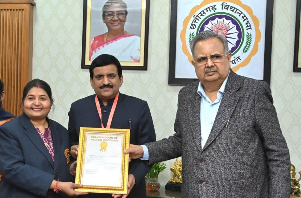 राजधानी के डॉ. दिनेश मिश्र का नाम गोल्डन बुक ऑफ वर्ल्ड रिकॉर्ड में दर्ज राजधानी के डॉ. दिनेश मिश्र का नाम गोल्डन बुक ऑफ वर्ल्ड रिकॉर्ड में दर्ज