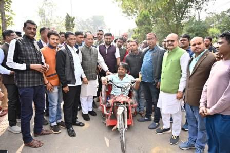 मुख्यमंत्री साय से मिलने पहुंचे जतन साय व सुलेमान को मिली बैटरी चलित ट्राई साइकिल मुख्यमंत्री साय से मिलने पहुंचे जतन साय व सुलेमान को मिली बैटरी चलित ट्राई साइकिल