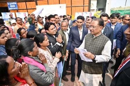 मुख्यमंत्री ने बगिया में आम नागरिकों से मुलाकात करके लोगों की मांगों और समस्याओं को सुना, निराकरण करने का दिया भरोसा मुख्यमंत्री ने बगिया में आम नागरिकों से मुलाकात करके लोगों की मांगों और समस्याओं को सुना, निराकरण करने का दिया भरोसा