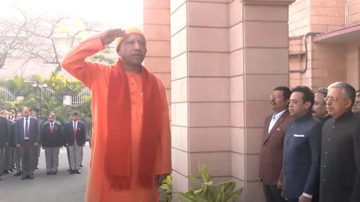 CM योगी ने लखनऊ में फहराया तिरंगा