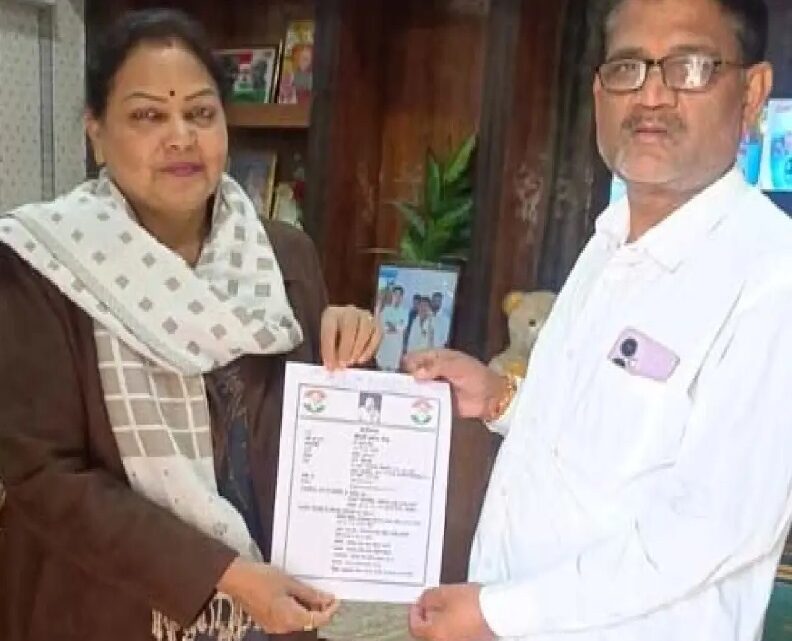 PCC संयुक्त महामंत्री ने महापौर पद के लिए निर्दलीय भरा नामांकन PCC संयुक्त महामंत्री ने महापौर पद के लिए निर्दलीय भरा नामांकन