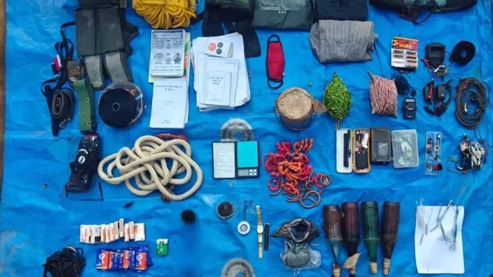 चट्टानों से नक्सलियों का विस्फोटक सामान जब्त, फोर्स को मिली कामयाबी चट्टानों से नक्सलियों का विस्फोटक सामान जब्त, फोर्स को मिली कामयाबी