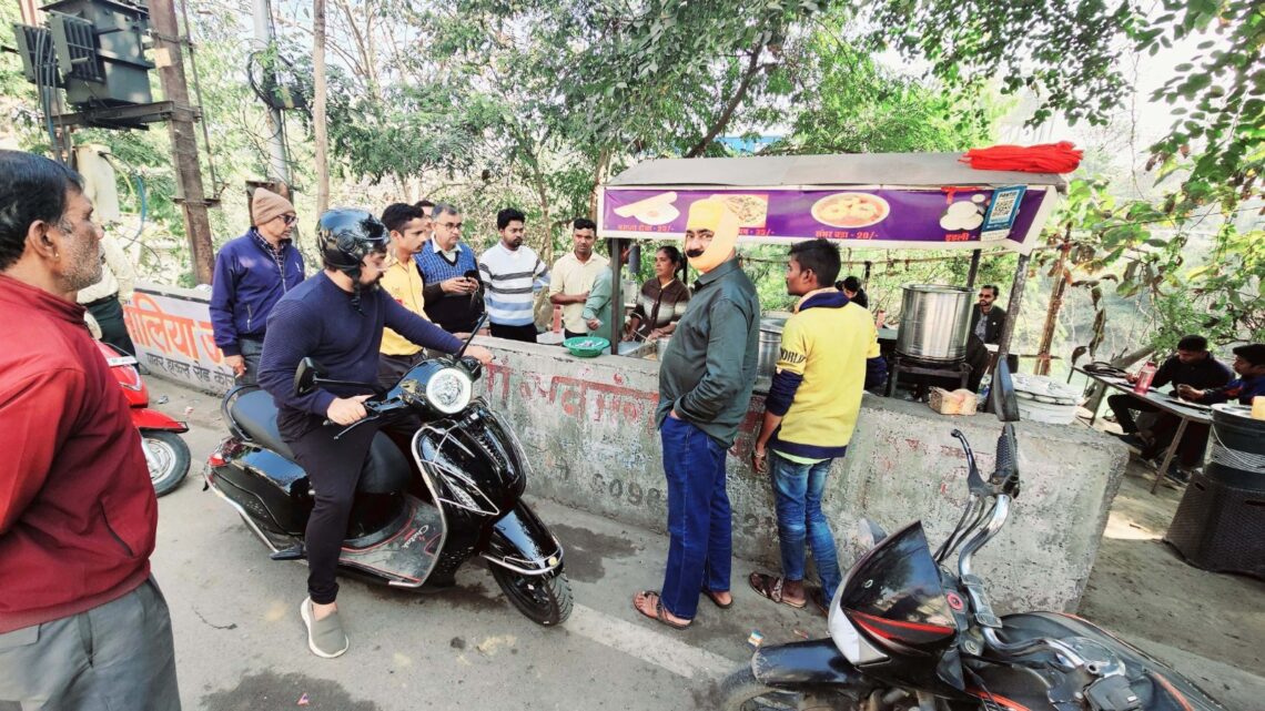 ई-बाईक पर सवार हो शहर की सफाई व्यवस्था का जायजा लेने निकले नगर निगम आयुक्त ई-बाईक पर सवार हो शहर की सफाई व्यवस्था का जायजा लेने निकले नगर निगम आयुक्त