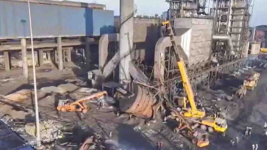 मुंगेली फैक्ट्री हादसा: साइलो के नीचे दबे एक इंजीनियर और दो मजदूरों के शव मिले, 40 घंटे चला रेस्क्यू ऑपरेशन मुंगेली फैक्ट्री हादसा: साइलो के नीचे दबे एक इंजीनियर और दो मजदूरों के शव मिले, 40 घंटे चला रेस्क्यू ऑपरेशन