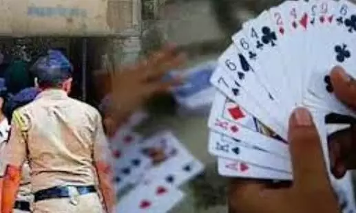 पुलिस ने जुए के अड्डे पर कार्रवाई की, 4 महिलाएं भी शामिल पुलिस ने जुए के अड्डे पर कार्रवाई की, 4 महिलाएं भी शामिल