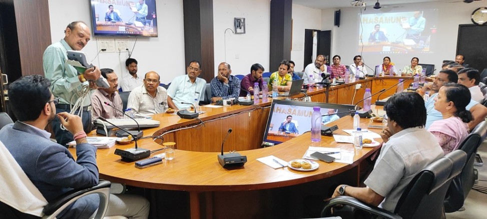मीडिया प्रतिनिधियों को दी गई ईवीएम से मतदान प्रक्रिया की जानकारी मीडिया प्रतिनिधियों को दी गई ईवीएम से मतदान प्रक्रिया की जानकारी