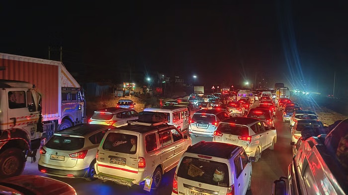 प्रयागराज महाकुंभ: भारी भीड़ से हाईवे जाम, हजारों वाहन फंसे प्रयागराज महाकुंभ: भारी भीड़ से हाईवे जाम, हजारों वाहन फंसे