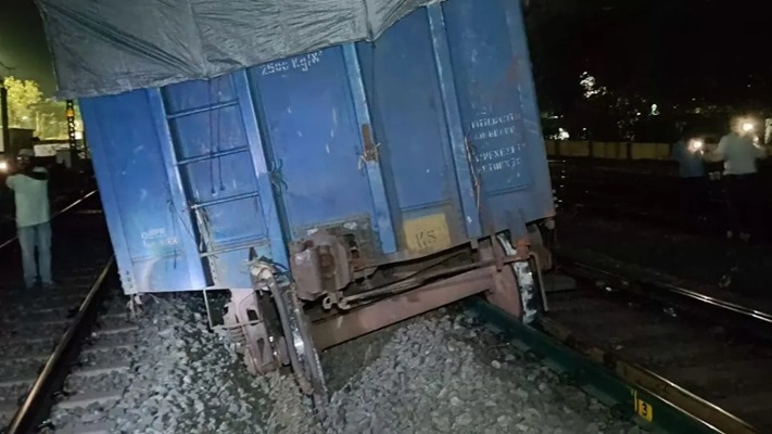 ओडिशा में टिटलागढ़-रायपुर रूट पर मालगाड़ी के तीन डिब्बे पटरी से उतरे ओडिशा में टिटलागढ़-रायपुर रूट पर मालगाड़ी के तीन डिब्बे पटरी से उतरे