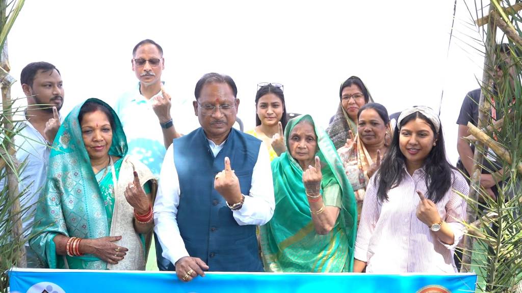 सीएम साय ने कांसाबेल में किया मतदान सीएम साय ने कांसाबेल में किया मतदान