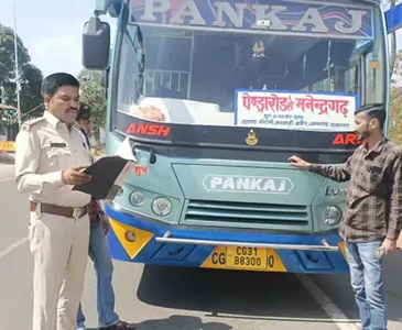परिवहन जांच चौकी पर यात्री बसों और माल वाहनों की नियमित जांच की गई परिवहन जांच चौकी पर यात्री बसों और माल वाहनों की नियमित जांच की गई