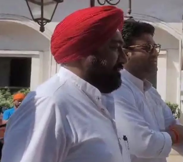 पूछताछ के लिए ईडी ऑफिस पहुंचे पीसीसी महामंत्री गेंदू, कांग्रेस ने बीजेपी को घेरा… पूछताछ के लिए ईडी ऑफिस पहुंचे पीसीसी महामंत्री गेंदू, कांग्रेस ने बीजेपी को घेरा…