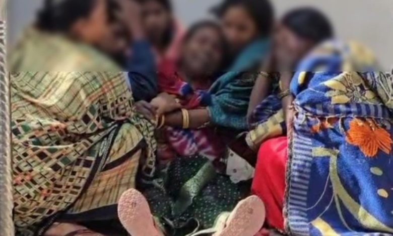 मेडिकल कॉलेज अस्पताल में युवक की मौत, परिजनों ने अस्पताल में किया हंगामा, डाक्टरों पर लापरवाही का आरोप मेडिकल कॉलेज अस्पताल में युवक की मौत, परिजनों ने अस्पताल में किया हंगामा, डाक्टरों पर लापरवाही का आरोप