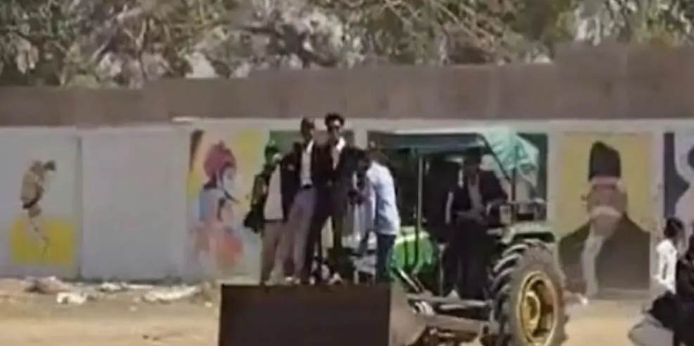 छत्तीसगढ़: फेयरवेल पार्टी में स्कूली छात्रों का खतरनाक स्टंट, सिंघम की तरह चलती ट्रैक्टर पर खड़े होकर की एंट्री… देखकर आप हो जाएंगे हैरान छत्तीसगढ़: फेयरवेल पार्टी में स्कूली छात्रों का खतरनाक स्टंट, सिंघम की तरह चलती ट्रैक्टर पर खड़े होकर की एंट्री… देखकर आप हो जाएंगे हैरान