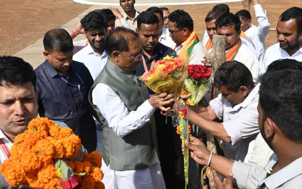 मुख्यमंत्री पहुंचे गिरौदपुरी, हेलीपैड पर आत्मीय स्वागत मुख्यमंत्री पहुंचे गिरौदपुरी, हेलीपैड पर आत्मीय स्वागत