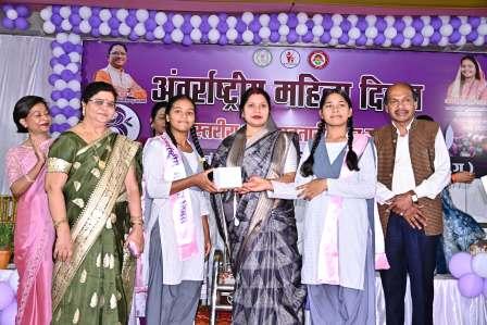 अंतर्राष्ट्रीय महिला दिवस पर विभिन्न क्षेत्रों में उत्कृष्ट काम के लिए महिलाओं को किया गया सम्मानित अंतर्राष्ट्रीय महिला दिवस पर विभिन्न क्षेत्रों में उत्कृष्ट काम के लिए महिलाओं को किया गया सम्मानित