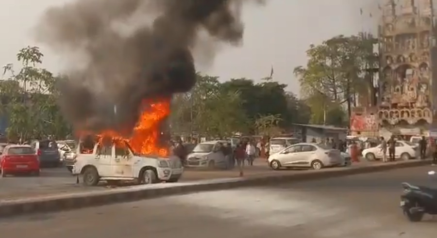 रेलवे स्टेशन में स्कॉर्पियो जलकर राख, सूचना के बाद भी नहीं पहुंचा दमकल विभाग… रेलवे स्टेशन में स्कॉर्पियो जलकर राख, सूचना के बाद भी नहीं पहुंचा दमकल विभाग…