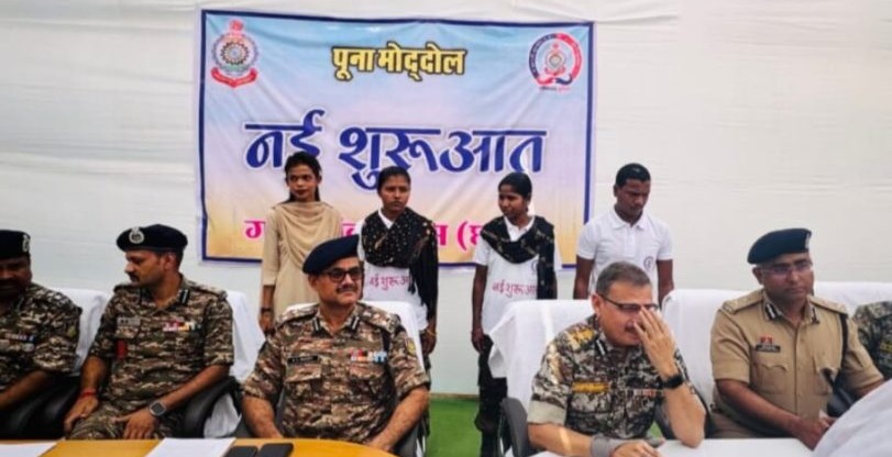 गरियाबंद में तीन हार्डकोर नक्सलियों ने किया आत्मसमर्पण गरियाबंद में तीन हार्डकोर नक्सलियों ने किया आत्मसमर्पण