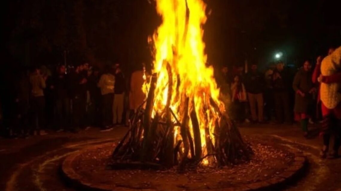 Holi 2025: आज है होलिका दहन, रहेगा भद्रा का साया, जानें शुभ मुहूर्त और कैसे करें पूजा..