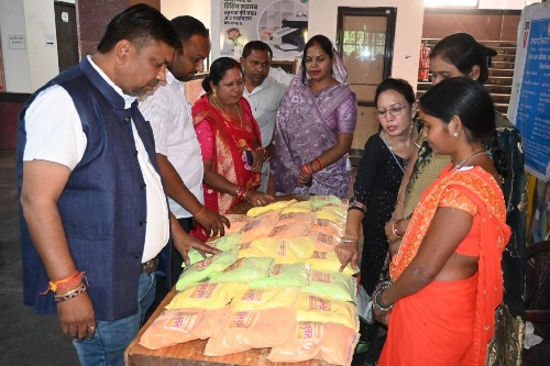 समूह की महिलाओं ने कलेक्ट्रेट मे लगाए हर्बल गुलाल क़ा स्टॉल समूह की महिलाओं ने कलेक्ट्रेट मे लगाए हर्बल गुलाल क़ा स्टॉल