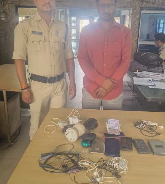 मोबाईल दुकान में चोरी करने वाले के आरोप में एक गिरफ्तार मोबाईल दुकान में चोरी करने वाले के आरोप में एक गिरफ्तार