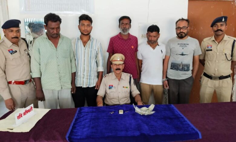 छत्तीसगढ़: सूने मकानों से सोने चांदी चोरी करने और खपाने के आठ आरोपी जेल दाखिल छत्तीसगढ़: सूने मकानों से सोने चांदी चोरी करने और खपाने के आठ आरोपी जेल दाखिल