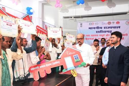राज्यपाल ने विभिन्न योजनाओं के हितग्राहियों से की मुलाकात,समूह की महिलाओं क़ो बेहतर कार्य के लिए किया प्रोत्साहित राज्यपाल ने विभिन्न योजनाओं के हितग्राहियों से की मुलाकात,समूह की महिलाओं क़ो बेहतर कार्य के लिए किया प्रोत्साहित