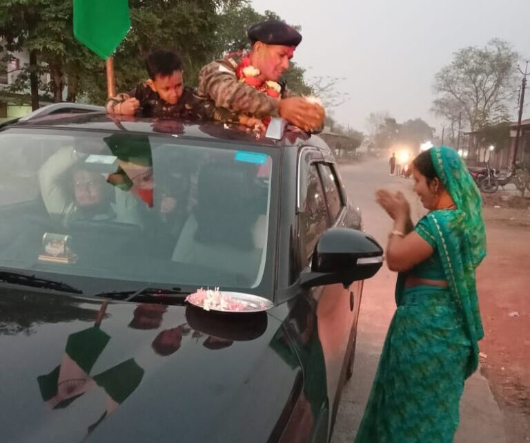 सेवानिवृत्त सैनिक मुकेश साहू का घर वापसी पर भव्य स्वागत सेवानिवृत्त सैनिक मुकेश साहू का घर वापसी पर भव्य स्वागत