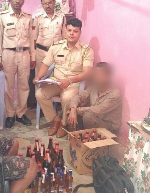 आबकारी विभाग की कार्यवाही, 16.100 लीटर अंग्रेजी शराब जब्त आबकारी विभाग की कार्यवाही, 16.100 लीटर अंग्रेजी शराब जब्त
