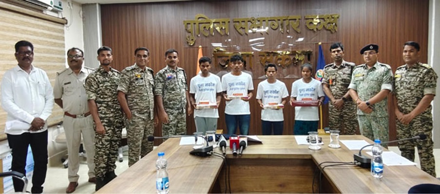 20 लाख के ईनामी 4 नक्सलियों ने किया आत्मसमर्पण 20 लाख के ईनामी 4 नक्सलियों ने किया आत्मसमर्पण