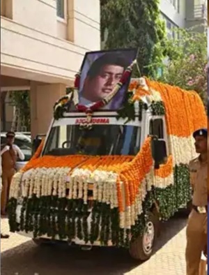 पंचतत्व में विलीन हुए मनोज कुमार, बेटे कुणाल ने दी मुखाग्नि पंचतत्व में विलीन हुए मनोज कुमार, बेटे कुणाल ने दी मुखाग्नि