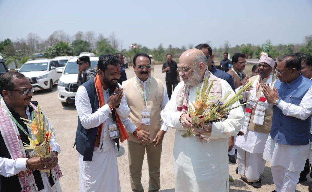 केंद्रीय गृहमंत्री अमित शाह को दंतेवाड़ा हेलीपैड में जनप्रतिनिधियों और अधिकारियों ने किया आत्मीय स्वागत केंद्रीय गृहमंत्री अमित शाह को दंतेवाड़ा हेलीपैड में जनप्रतिनिधियों और अधिकारियों ने किया आत्मीय स्वागत