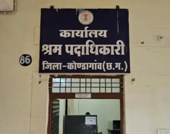 गुमास्ता रिश्वतखोरी मामले में दो संविदा कर्मचारी बर्खास्त, निरीक्षक निलंबित गुमास्ता रिश्वतखोरी मामले में दो संविदा कर्मचारी बर्खास्त, निरीक्षक निलंबित